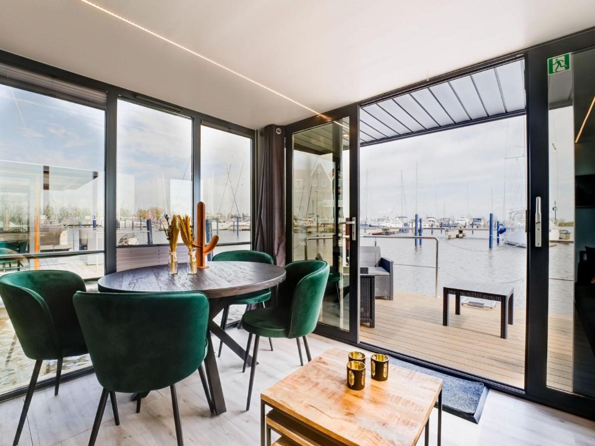 Beautiful Houseboat In Marina Of Volendam Exterior foto
