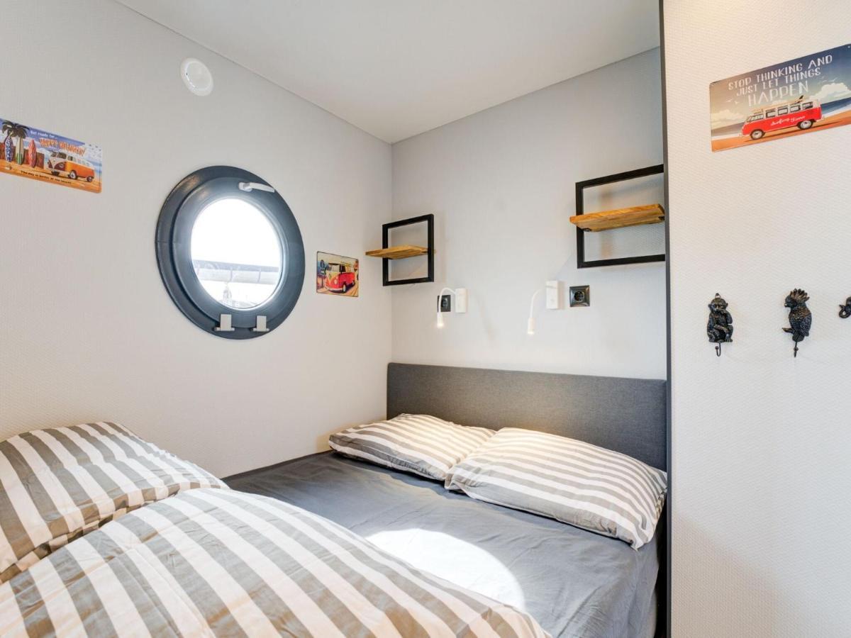 Beautiful Houseboat In Marina Of Volendam Exterior foto
