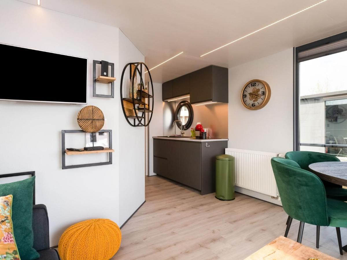 Beautiful Houseboat In Marina Of Volendam Exterior foto