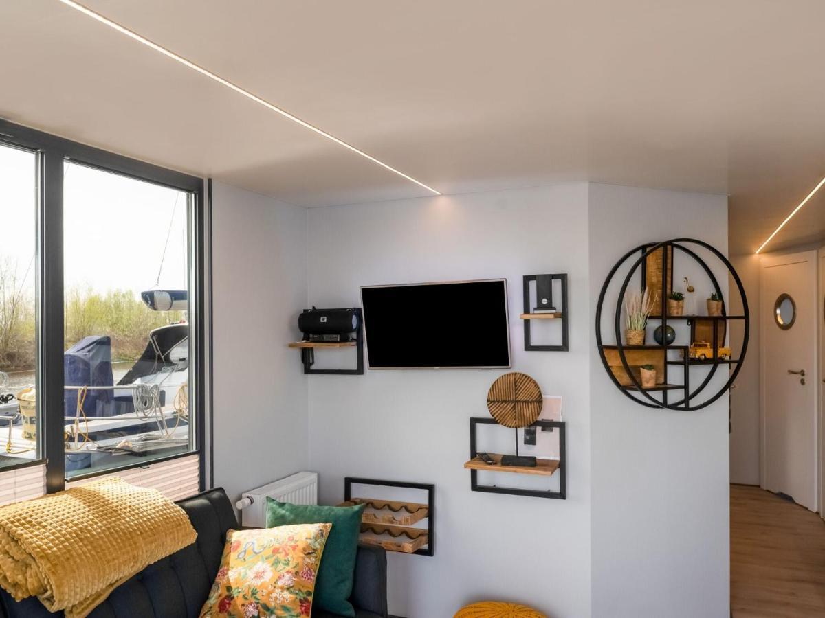 Beautiful Houseboat In Marina Of Volendam Exterior foto