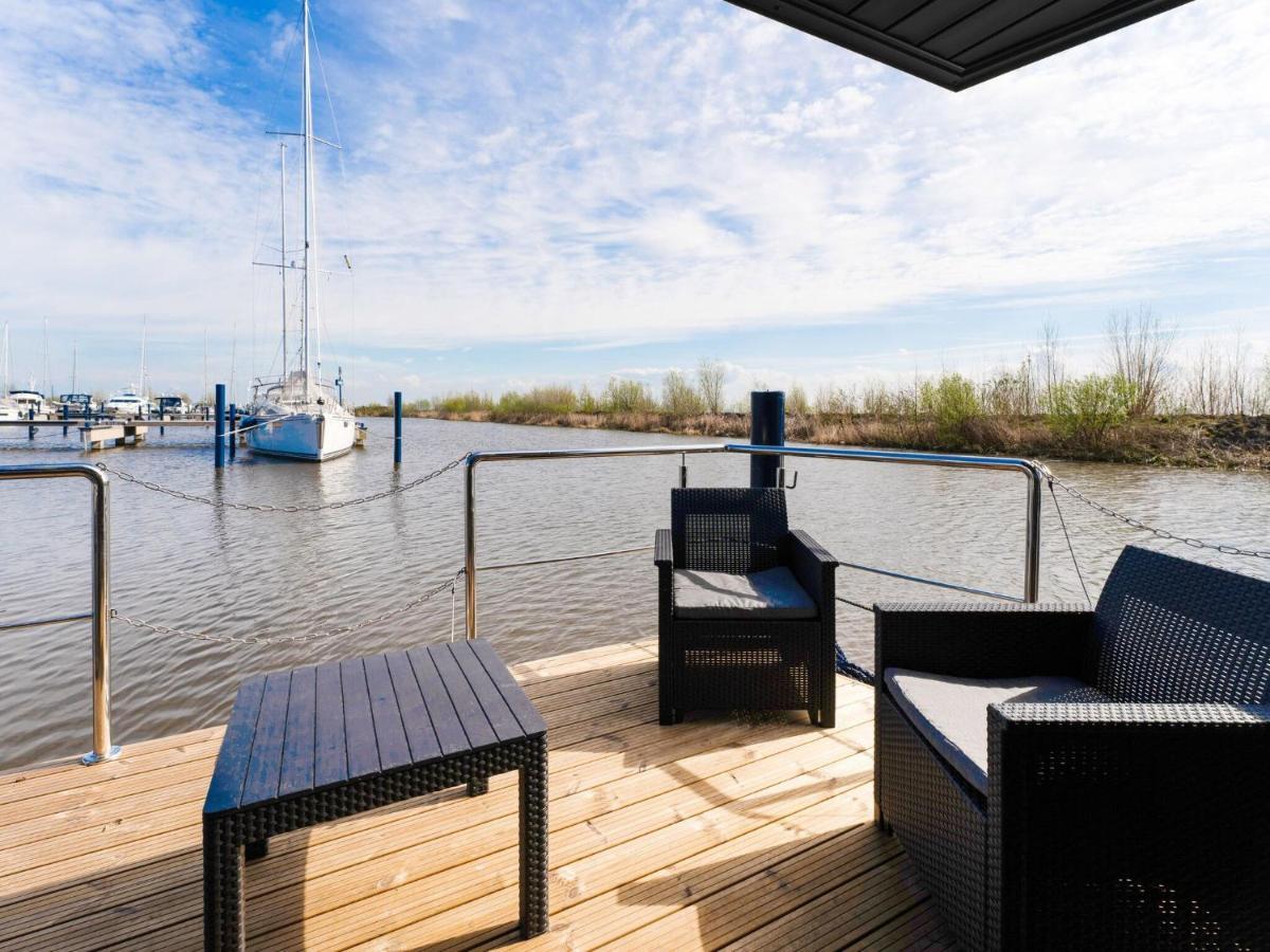 Beautiful Houseboat In Marina Of Volendam Exterior foto