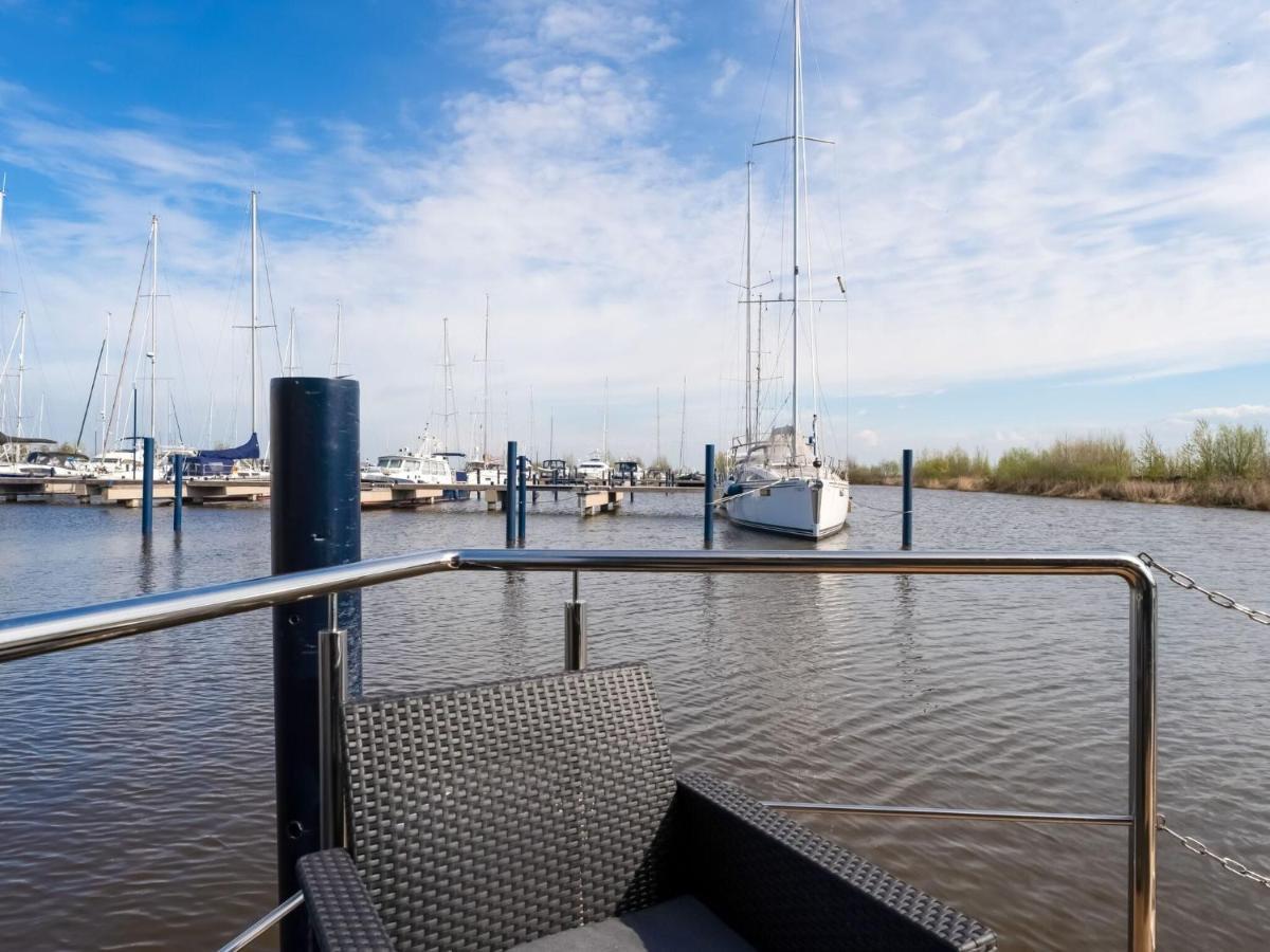Beautiful Houseboat In Marina Of Volendam Exterior foto