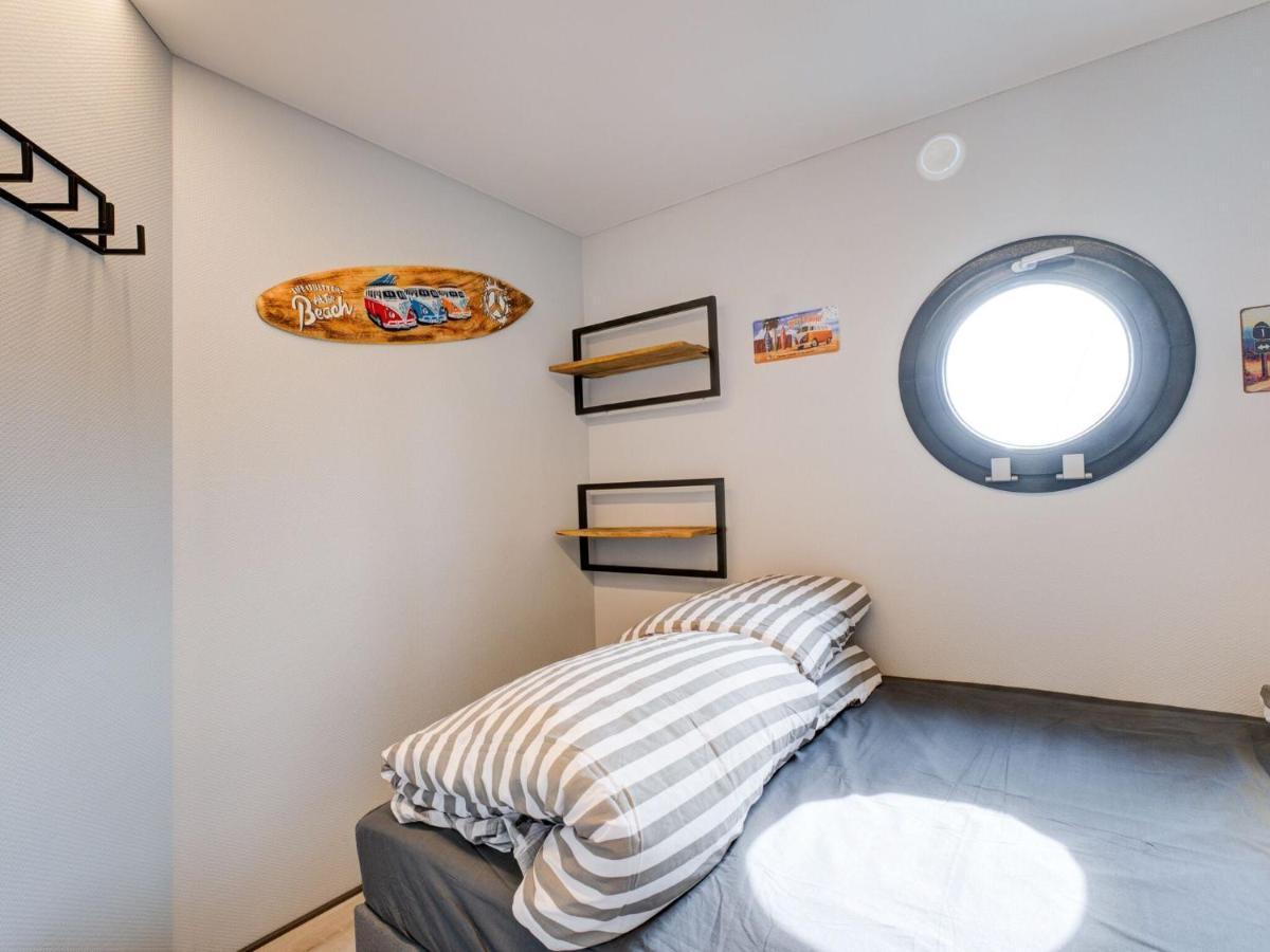 Beautiful Houseboat In Marina Of Volendam Exterior foto