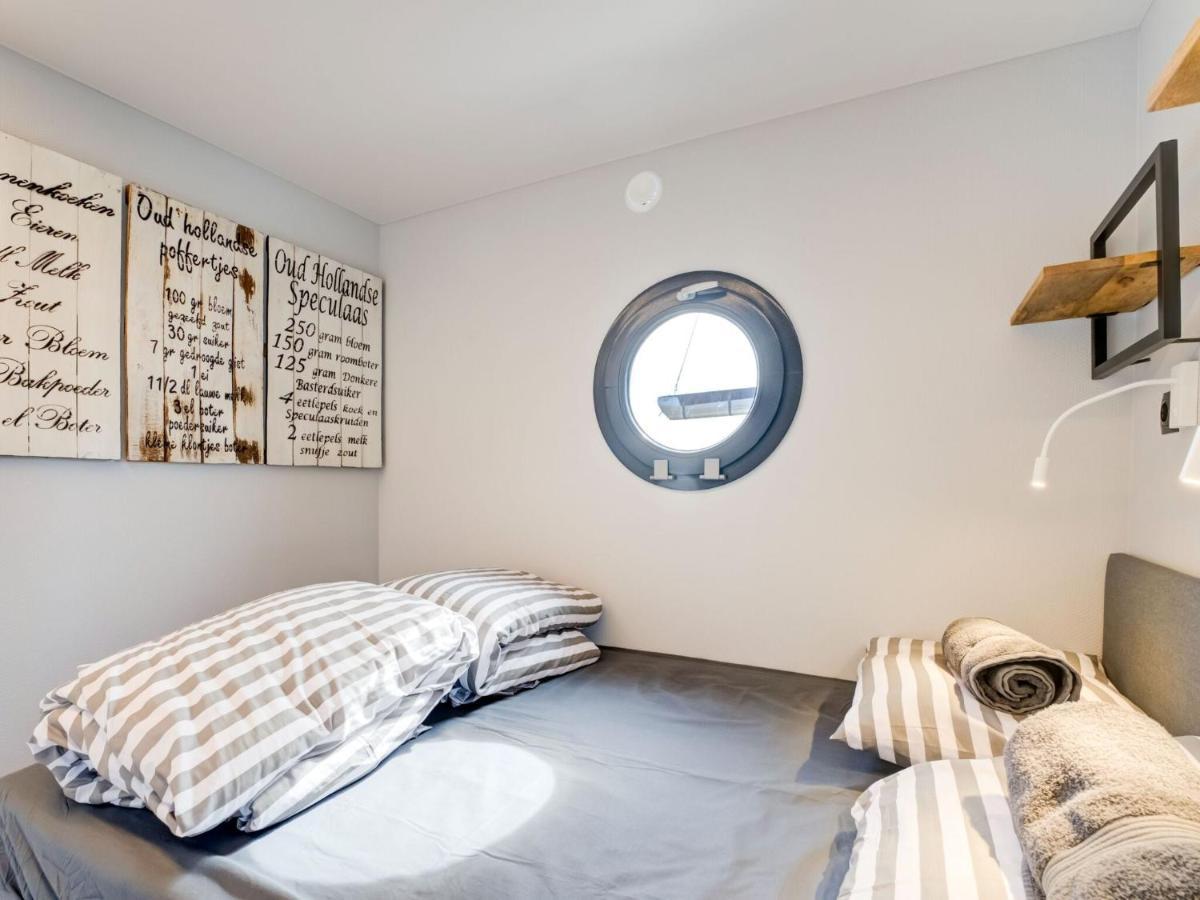 Beautiful Houseboat In Marina Of Volendam Exterior foto